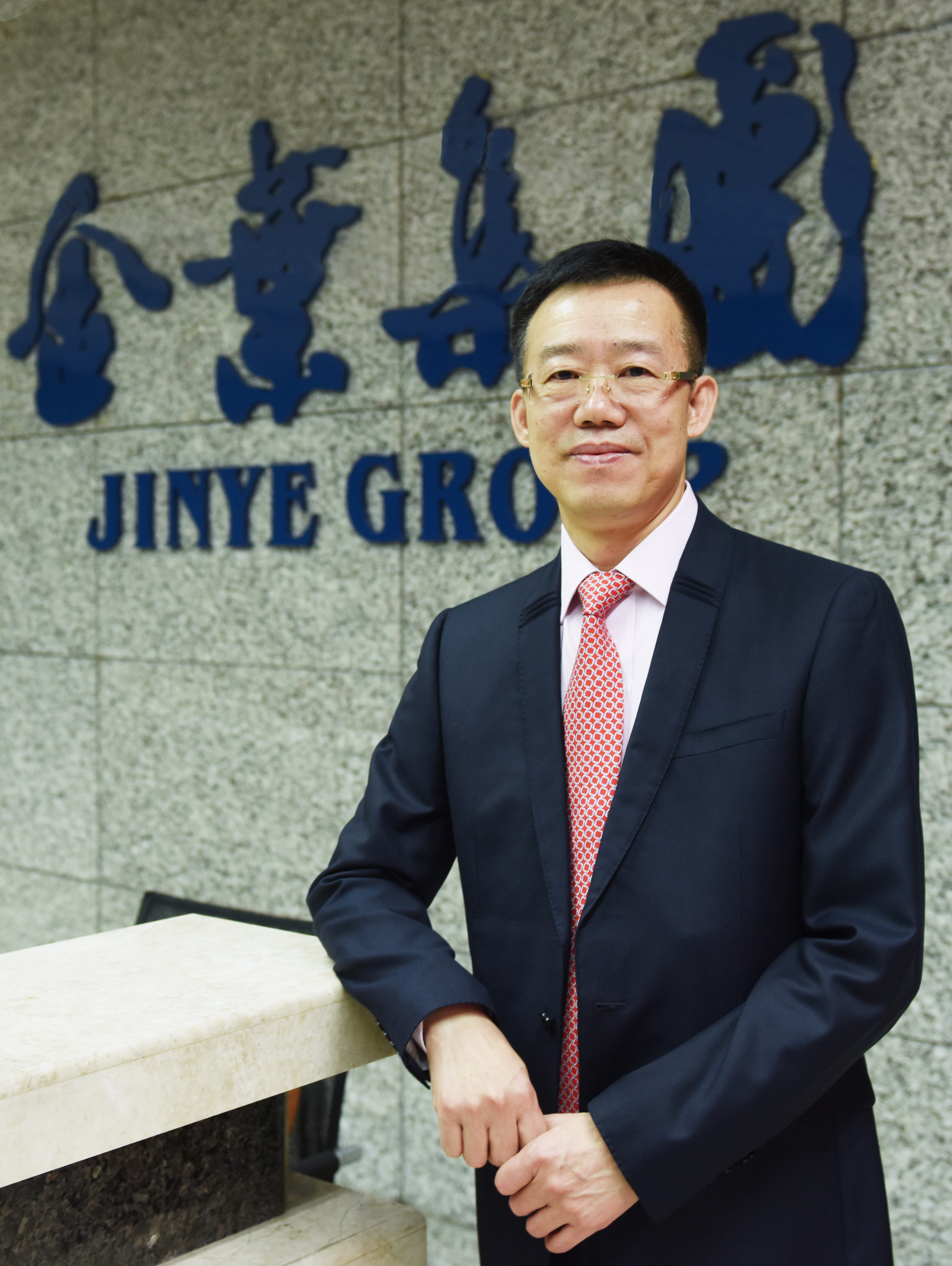 匠心人物 标杆高校——集团董事局主席、总裁袁汉源先生携西安明德理工学院荣获教育年度大会双料大奖 匠心人物 标杆高校——集团董事局主席、总裁袁汉源先生携西安明德理工学院荣获教育年度大会双料大奖