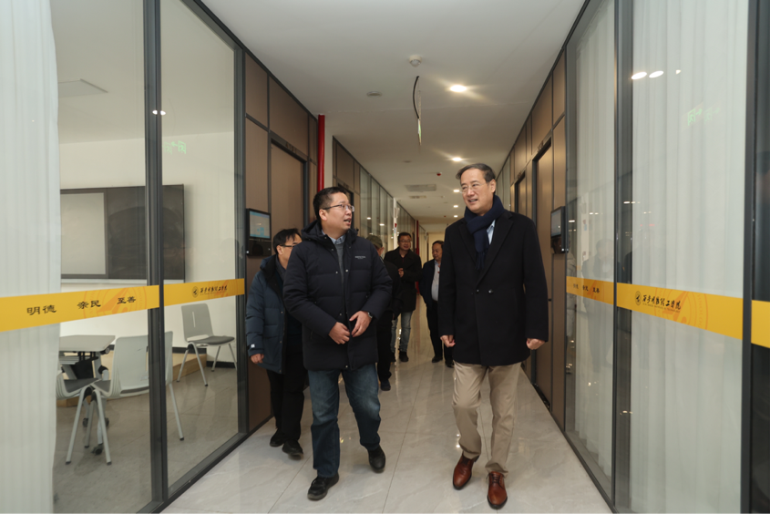 陕文投原董事长王勇等领导嘉宾一行考察西安明德理工学院,并出席瀛湖采风总结会 陕文投原董事长王勇等领导嘉宾一行考察西安明德理工学院,并出席瀛湖采风总结会
