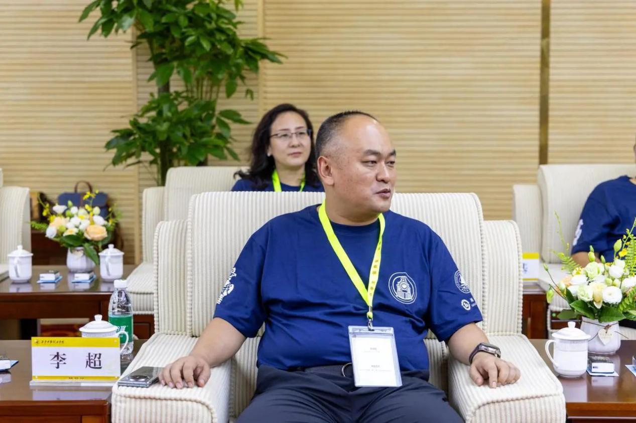 “爱我中华”青年大汇聚火车团历史文化探索之旅抵陕 省政协副主席杨冠军在明德学院会见成员代表 “爱我中华”青年大汇聚火车团历史文化探索之旅抵陕 省政协副主席杨冠军在明德学院会见成员代表